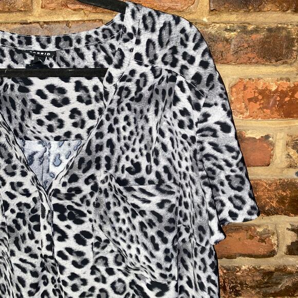 Torrid Gray Leopard Grey Harper Studio Crepe Flutter Blouse Women's Size 2/2X - Picture 3 of 9